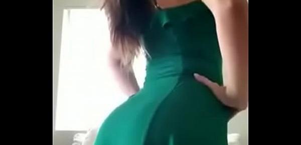  Morena Deliciosa de vestido verde